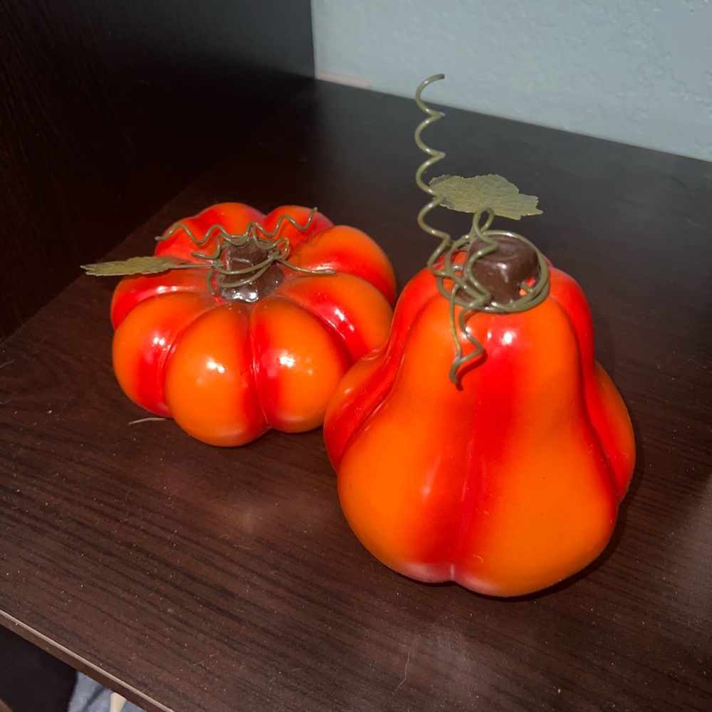 Beautiful bright orange fall pumpkin decor, beautiful condition !